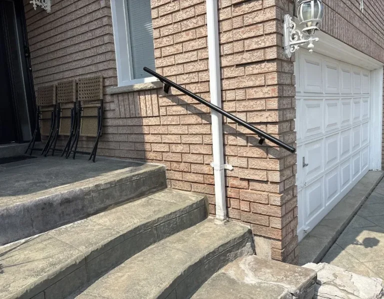FrontPorch-GrabRail-WallMounted-900x701-7.webp