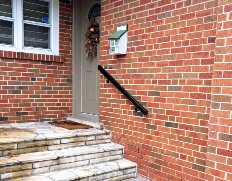FrontStep-GrabRail-WallMounted-900x701-1.webp